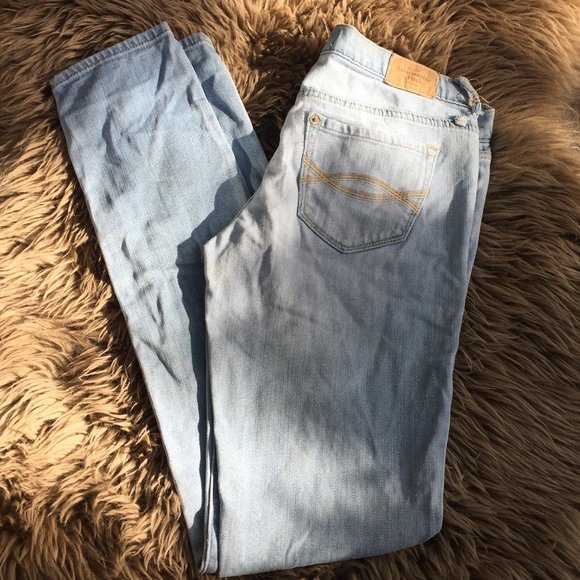 Abercrombie & Fitch light wash slim leg jeans - size 2 - Picture 9 of 10